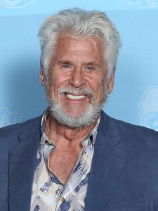 Barry_Bostwick_Photo_Op_GalaxyCon_Raleigh_2022_%28cropped%29-S.jpg