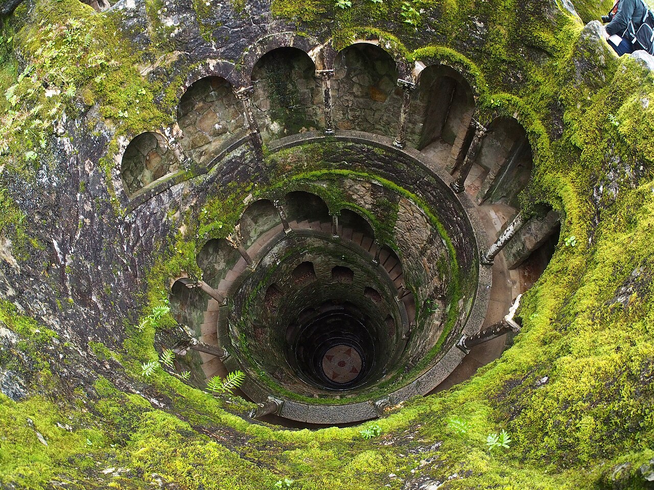 1280px-View_down_the_Well.jpg